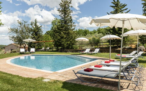 Podere Monti: Schwimmbad, Möbel, Gartenmöbel, Sonnenliege, Resort, Garten, Stuhl, Regenschirm, Schatten, Eco Hotel
