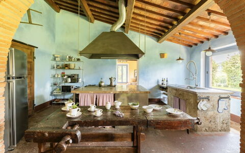 Podere Monti: Möbel, Interior Design, Holz, Zuhause, Flooring, Haus, Küche, Tabelle, Decke, Stuhl