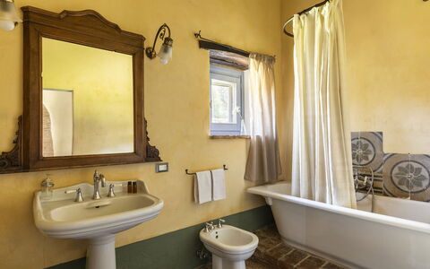 Podere Monti: Badezimmer, Armatur, Wand, Interior Design, Bad Sink, Badewanne, Flooring, Zapfhahn, Sinken, Fussboden
