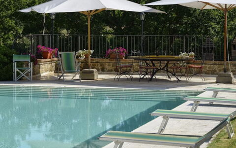 Mulino della Villa: Möbel, Regenschirm, Gartenmöbel, Schwimmbad, Stuhl, Schatten, Tabelle, Resort, Verbundwerkstoff, Tisch Im Freien