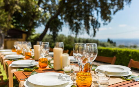 Villa Cerreta: Geschirr, Tabelle, Möbel, Drinkware, Essen, Tischdecke, Servierware, Barware, Kelche, Teller
