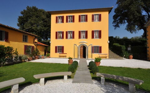 Villa Cerreta: Fassade, Zuhause, Estate, Garten, Rasen, Garten, Landscaping, Hazienda, Villa, Hof