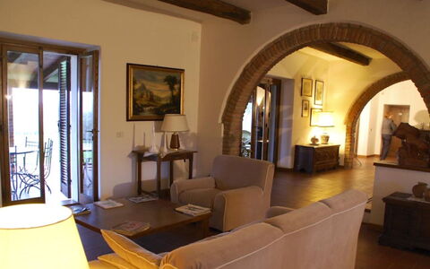 Villa del Lago: Möbel, Interior Design, Wand, Flooring, Holz, Zimmer, Couch, Stuhl, Wohnzimmer, Tabelle