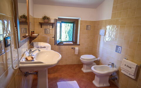 Villa del Lago: Flooring, Armatur, Bad Sink, Badezimmer, Sinken, Interior Design, Fussboden, Zapfhahn, Möbel, Installation
