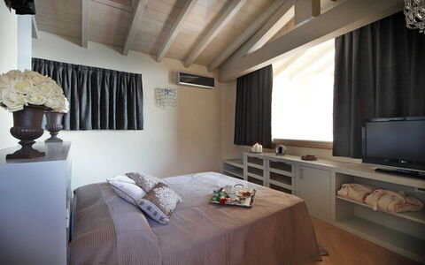Villa le Selve: Möbel, Interior Design, Bett, Schlafzimmer, Decke, Holz, Flooring, Bettdecke, Zimmer, Bedding