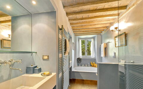 Villa Aiola: Wand, Armatur, Interior Design, Badezimmer, Flooring, Decke, Fussboden, Zapfhahn, Sinken, Beleuchtung