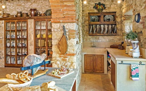 Villa Aiola: Möbel, Interior Design, Holz, Flooring, Küche, Beleuchtung, Fussboden, Regal, Cabinetry, Zimmer