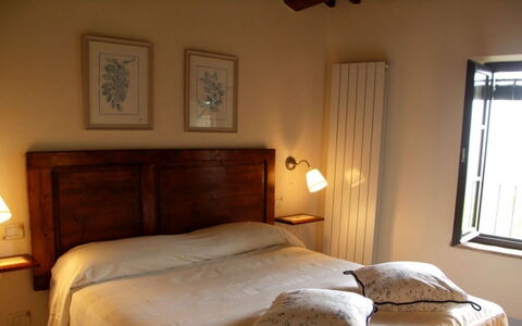 Borgo di Fighine: Bett, Möbel, Schlafzimmer, Bedding, Bettdecke, Wand, Interior Design, Holz, Fussboden, Flooring
