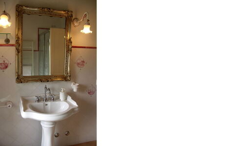 Borgo di Fighine: Wand, Armatur, Bad Sink, Zapfhahn, Interior Design, Badezimmer, Installation, Sinken, Beleuchtung, Spiegel