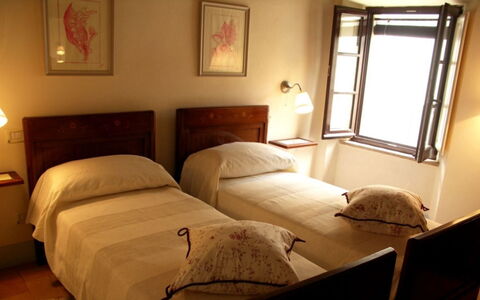 Borgo di Fighine: Bett, Schlafzimmer, Bedding, Möbel, Bettdecke, Wand, Interior Design, Holz, Fussboden, Flooring