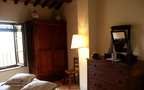 Borgo di Fighine: Möbel, Bett, Schlafzimmer, Interior Design, Holz, Flooring, Bettdecke, Bedding, Fussboden, Zimmer