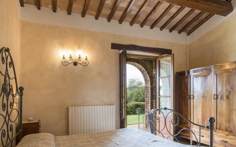 Podere Aurora: Wand, Möbel, Interior Design, Decke, Schlafzimmer, Fussboden, Zuhause, Bettrahmen, Zimmer, Bett