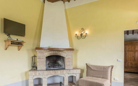Podere Aurora: Wand, Flooring, Interior Design, Fussboden, Möbel, Feuerstelle, Decke, Zimmer, Zuhause, Wohnzimmer