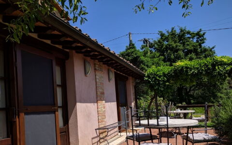 Podere della Bruciata: Tür, Schatten, Hütte, Stuhl, Balkon, Gartenmöbel, Tisch Im Freien, Hinterhof, Garten, Holzbeize