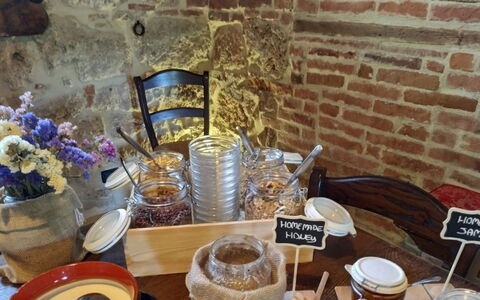 Podere della Bruciata: Möbel, Restaurant, Stuhl, Holzbeize, Servierware, Dishware, Essen, Regale, Küche & Esszimmer Tisch, Esszimmer