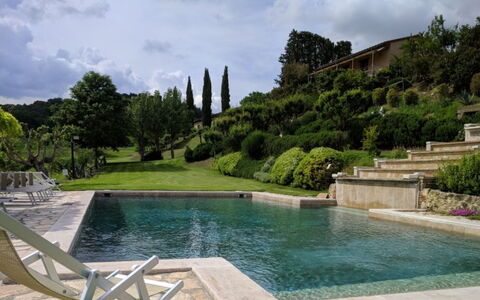 Podere della Bruciata: Schwimmbad, Garten, Water Feature, Landscaping, Flagstone, Hinterhof, Resort, Immergrün, Garten