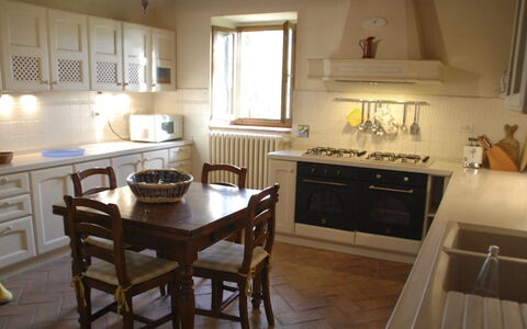Magnolia e Camelia: Küche, Möbel, Küchengerät, Flooring, Countertop, Holz, Interior Design, Major Appliance, Cabinetry, Fussboden