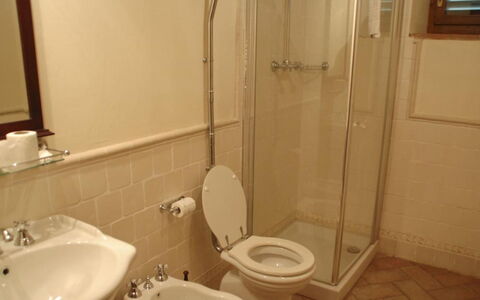 Magnolia e Camelia: Toilleten Sitz, Badezimmer, Armatur, Wand, Toilette, Bad Sink, Fussboden, Flooring, Sinken, Interior Design