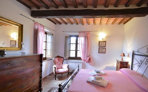 Il Tinaio: Wand, Möbel, Bett, Haus, Zuhause, Schlafzimmer, Menschliche Siedlung, Bettdecke, Bettrahmen, Bedding