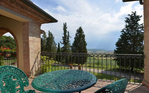 Il Tinaio: Möbel, Stuhl, Gartenmöbel, Holzbeize, Zimmerpflanze, Wohnzimmer, Villa, Kaffetisch, Hazienda
