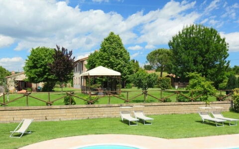 Podere dei Limoni: Baum, Schwimmbad, Resort, Gartenmöbel, Estate, Eco Hotel, Garten, Schatten, Rasen