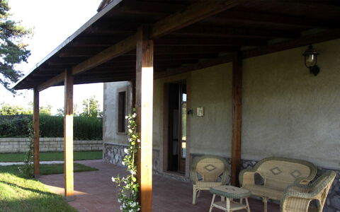 Podere dei Limoni: Holz, Veranda, Säule, Tür, Schatten, Outdoor Struktur, Garten, Holzbeize, Hinterhof, Hartholz