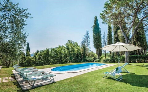 Santo Stefano: Blau, Grundstueck, Schwimmbad, Estate, Garten, Rasen, Schatten, Landscaping, Villa, Gartenmöbel