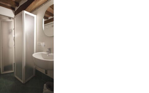 Santo Stefano: Wand, Interior Design, Flooring, Fussboden, Badezimmer, Decke, Installation, Toilette, Armatur, Glas