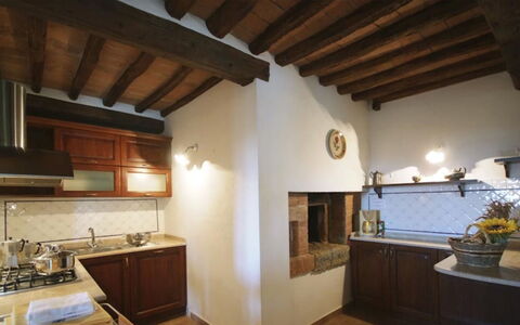 Santo Stefano: Interior Design, Küche, Holz, Flooring, Countertop, Küchengerät, Decke, Möbel, Fussboden, Beleuchtung
