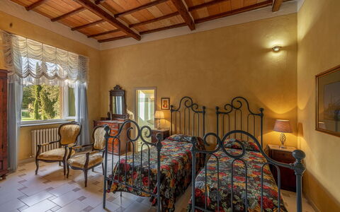 La Palazzina: Wand, Möbel, Interior Design, Schlafzimmer, Beleuchtung, Bett, Flooring, Zimmer, Decke, Bilderrahmen