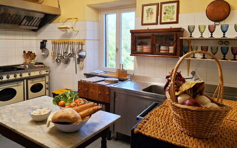 La Palazzina: Möbel, Küche, Küchengerät, Interior Design, Countertop, Holz, Flooring, Cabinetry, Major Appliance, Beleuchtung