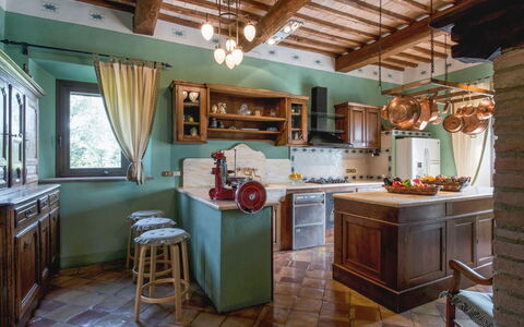 Villa Giuncheto: Möbel, Interior Design, Flooring, Küche, Holz, Decke, Cabinetry, Zimmer, Fussboden, Light Fixture