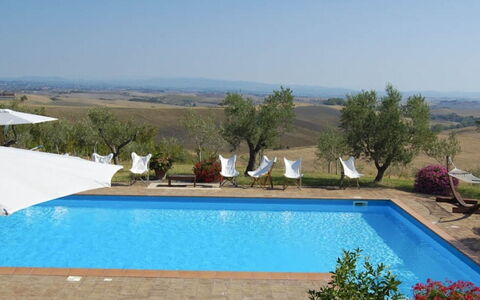 Villa Giuncheto: Schwimmbad, Resort, Gartenmöbel, Sonnenliege, Eco Hotel, Freizeit, Villa, Schatten, Hazienda, Hotel