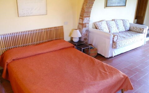 Podere Torre: Möbel, Schlafzimmer, Bett, Interior Design, Flooring, Fussboden, Bettdecke, Bedding, Zimmer, Bettrahmen