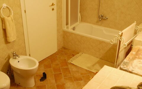 Podere Torre: Flooring, Fussboden, Armatur, Badezimmer, Interior Design, Installation, Fliese, Zapfhahn, Zimmer, Badewanne