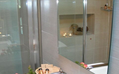 Villa la Tabaccaia: Badezimmer, Armatur, Interior Design, Flooring, Installation, Fussboden, Fliese, Glas, Zimmer, Duschtür