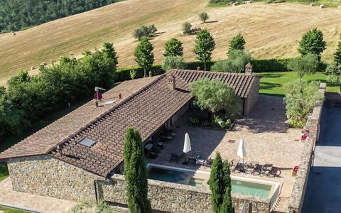 Villa la Tabaccaia: Haus, Dach, Zuhause, Wohngebiet, Fassade, Die Architektur, Hütte, Strauch, Estate, Bauernhaus