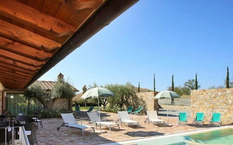 Villa la Tabaccaia: Zuhause, Verbundwerkstoff, Flagstone, Resort, Eco Hotel, Bauernhaus, Schatten, Estate, Stuhl, Schwimmbad