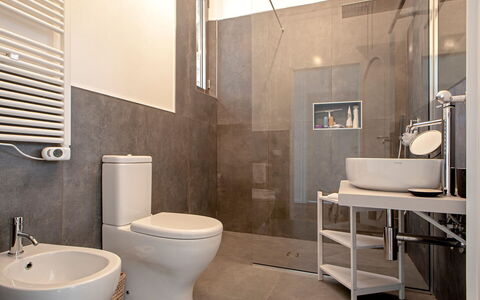 Villa Baia al Mare: Toilleten Sitz, Badezimmer, Toilette, Armatur, Flooring, Fussboden, Wand, Interior Design, Sinken, Bad Sink