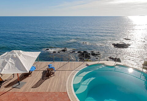 Villa Baia al Mare: Blau, Wasser, Gewässer, Schwimmbad, Meer, Gartenmöbel, Küsten Und Ozeanische Forms, Resort, Küste, Ozean