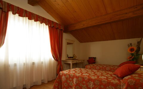 San Giuseppe Villa: Möbel, Interior Design, Textil, Zimmer, Decke, Linens, Schlafzimmer, Beleuchtung, Orange, Bettdecke
