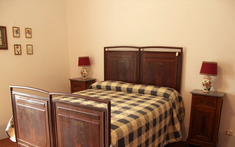 Vallocchie: Möbel, Bett, Schlafzimmer, Holz, Bettdecke, Bedding, Flooring, Interior Design, Fussboden, Bettrahmen