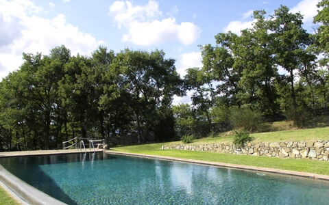 Vallocchie: Garten, Schwimmbad, Water Feature, Rasen, Schatten, Landscaping, Hinterhof, Teich, Reflexion, Park