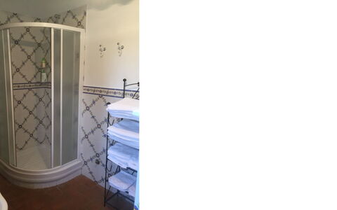 Vallocchie: Interior Design, Fussboden, Glas, Zimmer, Metall, Home Door, Fliese, Badezimmer, Armatur, Installation
