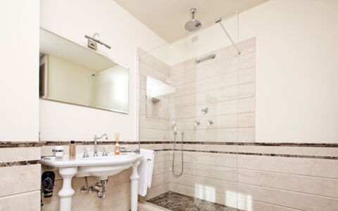 Villa Garda: Flooring, Interior Design, Armatur, Badezimmer, Fussboden, Installation, Zapfhahn, Fliese, Decke, Sinken