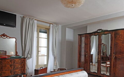 Villa Garda: Möbel, Interior Design, Holz, Flooring, Schlafzimmer, Zimmer, Beleuchtung, Fussboden, Bett, Bilderrahmen