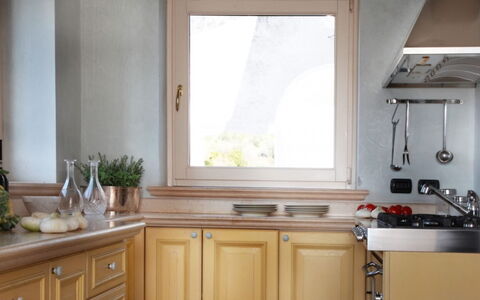 Villa Garda: Holz, Küche, Interior Design, Countertop, Zuhause, Flooring, Spüle, Cabinetry, Küchengerät, Zapfhahn