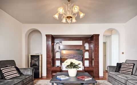Villa Garda: Möbel, Interior Design, Couch, Flooring, Fussboden, Wohnzimmer, Wohnung, Decke, Zimmer, Beleuchtung