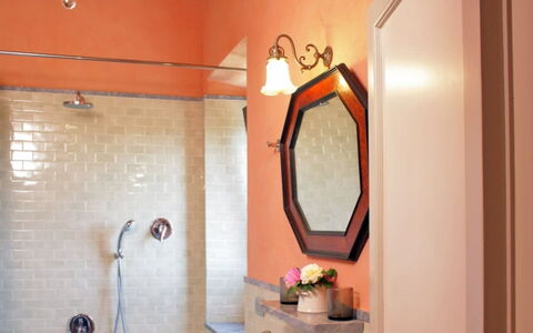 Bagnoletto: Wand, Interior Design, Armatur, Badezimmer, Orange, Decke, Installation, Zapfhahn, Beleuchtung, Light Fixture