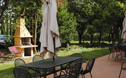 Villa Il Poggio: Möbel, Gartenmöbel, Tabelle, Stuhl, Tisch Im Freien, Schatten, Garten, Rasen, Küche & Esszimmer Tisch, Hinterhof